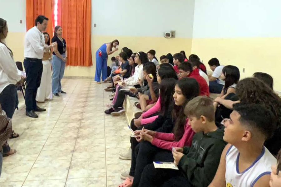 Prefeito e equipe da Educação visitam escolas municipais e incentivam alunos para o SAEB